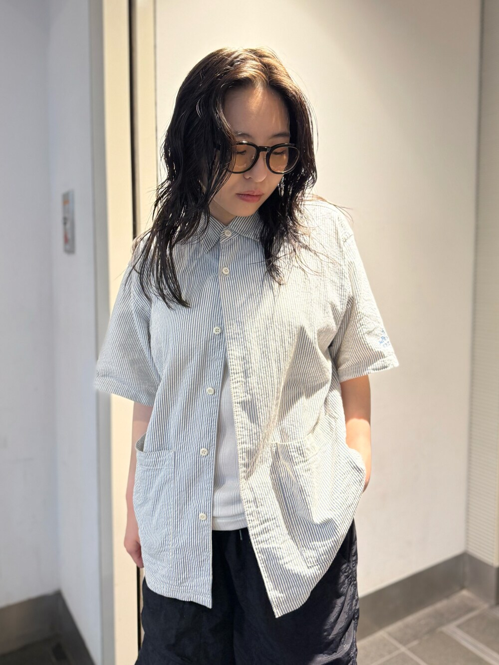 ブルー系のシャツ/ブラウス、ホワイト系のタンクトップ、ブラック系のその他パンツを着用したレディースの夏コーディネートの2枚目の写真