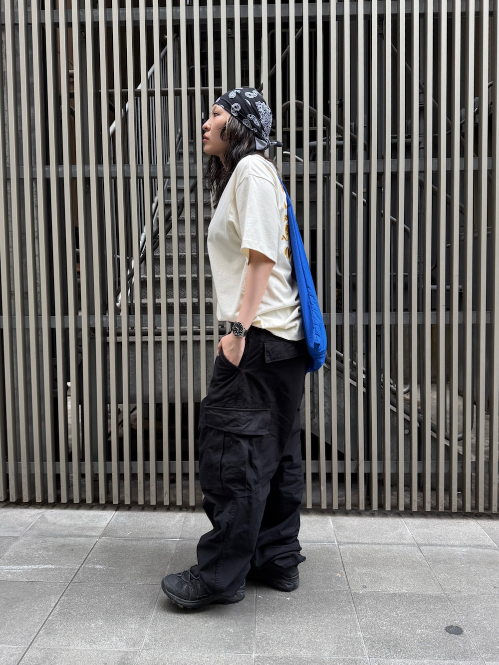 ホワイト系のTシャツ/カットソー、ブラック系のカーゴパンツ、ブラック系のベルトを着用したレディースの夏コーディネートの2枚目の写真