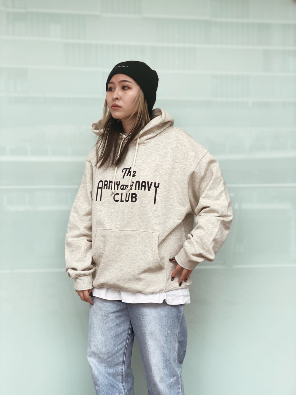 ベージュ系のパーカー、レッド系のTシャツ/カットソーを着用したレディースの春コーディネートの2枚目の写真