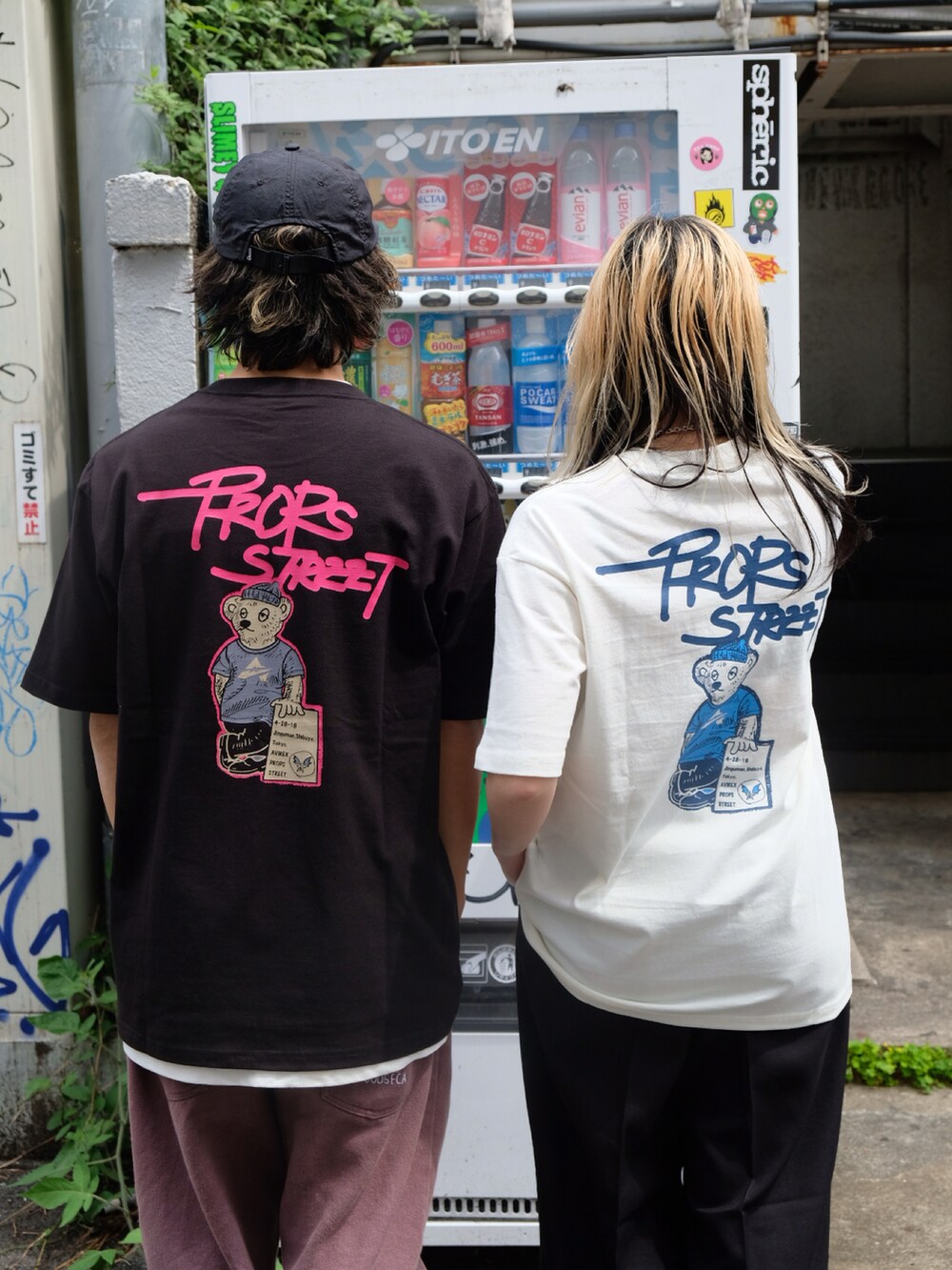 ブラック系のTシャツ/カットソー、ホワイト系のTシャツ/カットソーを着用したレディースの春コーディネートの2枚目の写真