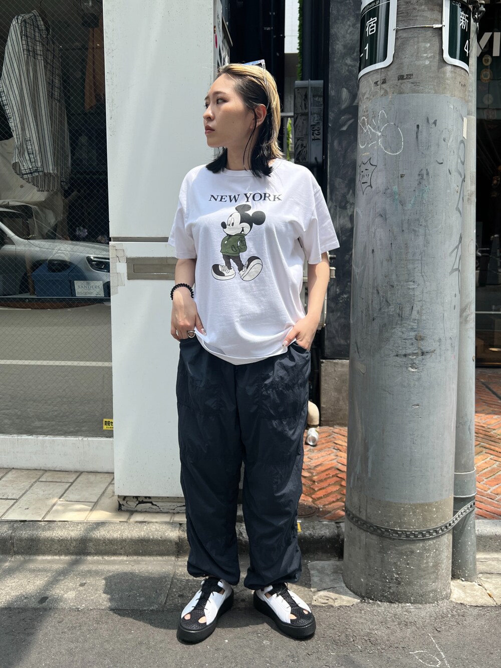 ホワイト系のTシャツ/カットソー、ブルー系のその他パンツを着用したレディースの夏コーディネートの2枚目の写真