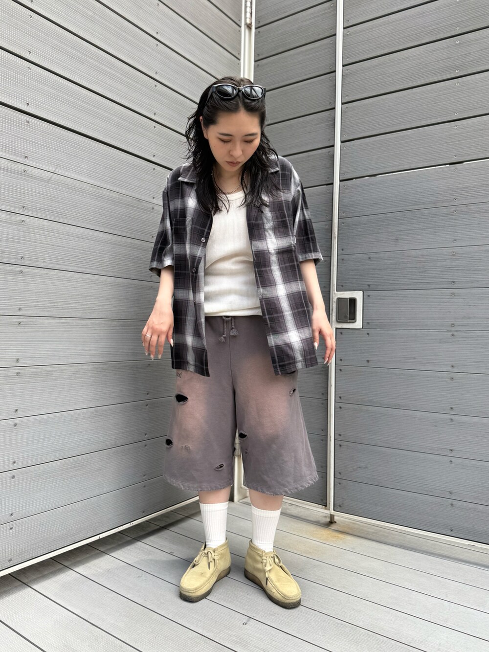 ホワイト系のタンクトップ、ブラック系のシャツ/ブラウスを着用したレディースの夏コーディネートの2枚目の写真