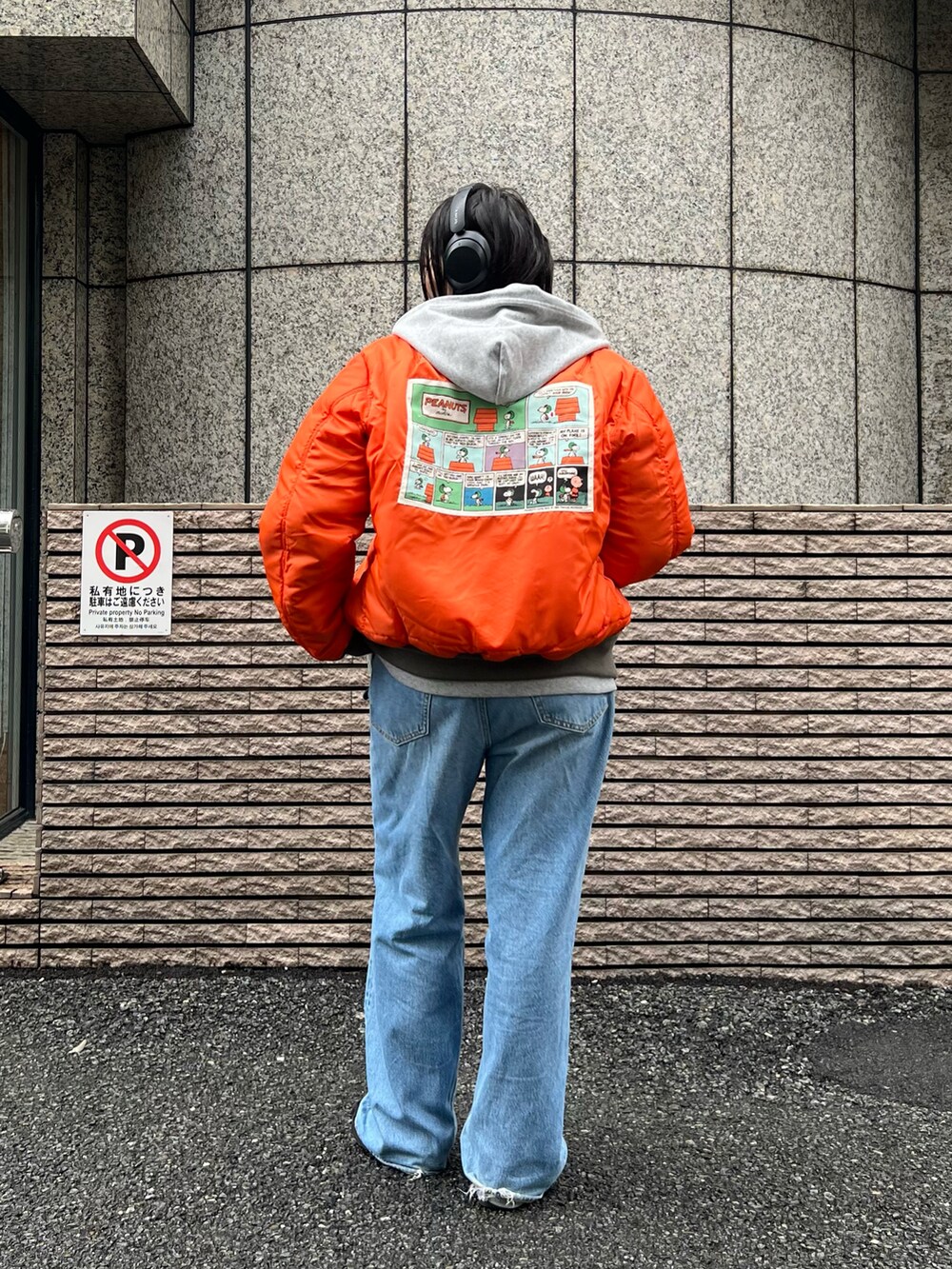 グレー系のパーカー、グリーン系のMA-1を着用したレディースの秋コーディネートの2枚目の写真