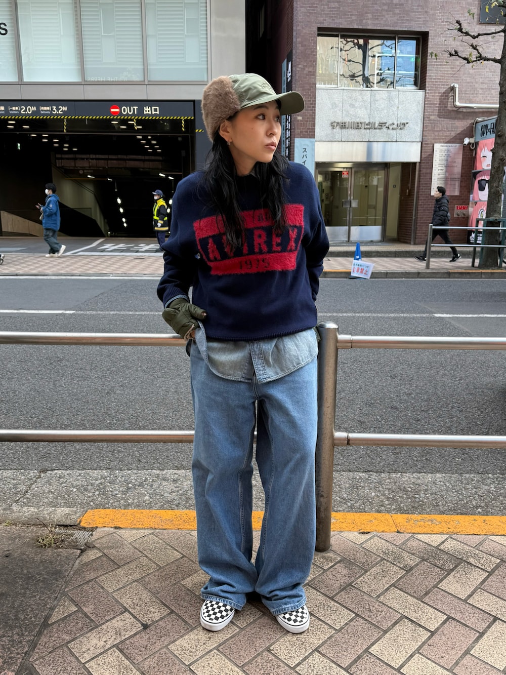 ブルー系のニット/セーター、グリーン系のキャップ、グリーン系の手袋を着用したレディースの秋コーディネートの2枚目の写真