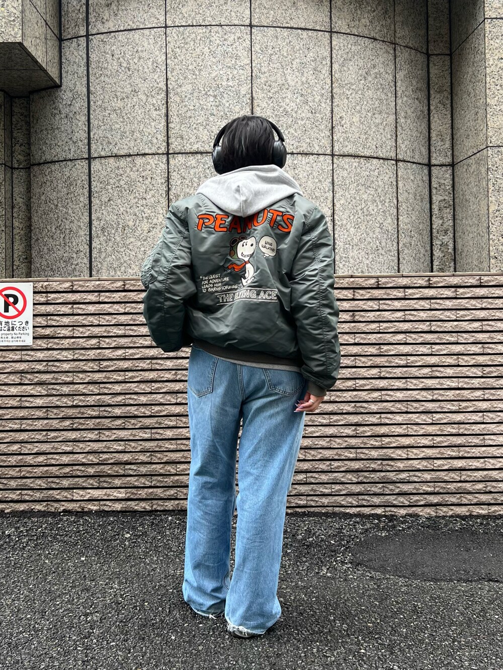 グレー系のパーカー、グリーン系のMA-1を着用したレディースの秋コーディネートの4枚目の写真