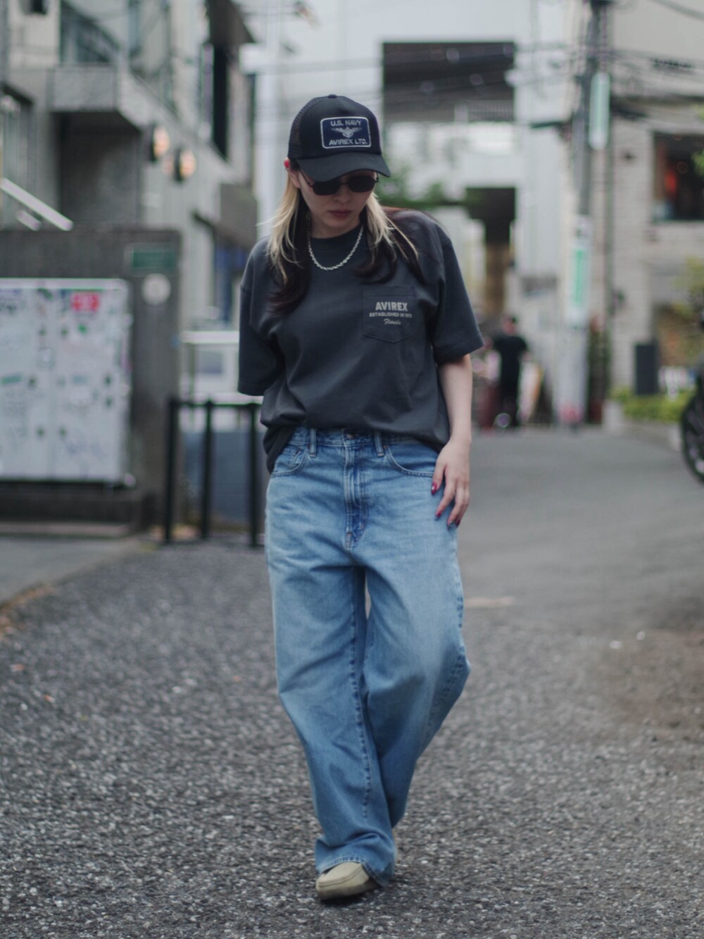 ブラック系のTシャツ/カットソー、ブラック系のキャップを着用したレディースの夏コーディネートの3枚目の写真
