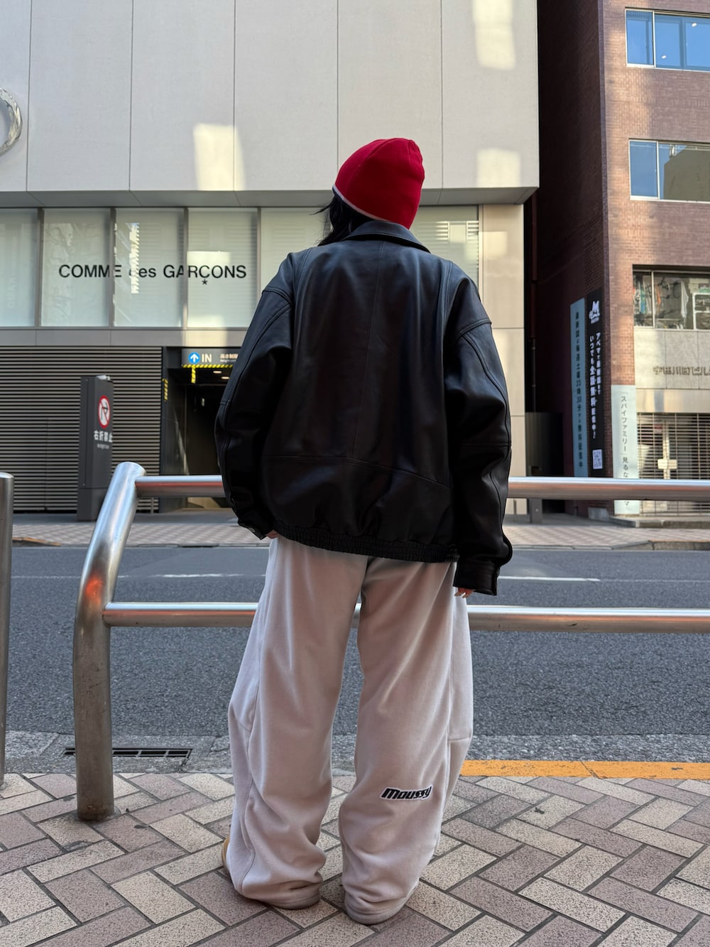 グレー系のその他パンツ、グレー系のその他パンツ、ブラック系のMA-1を着用したレディースの秋コーディネートの3枚目の写真