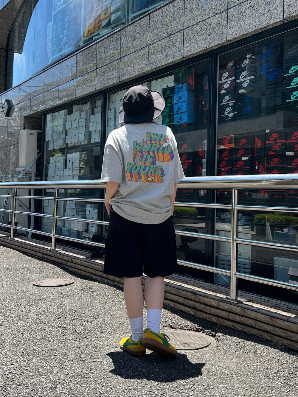 「AVIREX、フェスコーデ、夏だ！Tシャツ着よう！、サファリハット、オーバーサイズ、ショートパンツ、スニーカー、フェススタイル、カジュアル、カジュアルコーデ、休日コーデ、休日スタイル、Tシャツ、いいね、save、フォローお願いします🤑、おしゃれさんと繋がりたい」｜「AVIREXの《直営店限定》REMOVAL ACTIVE CARGO PANTS / リモーバル アクティブ カーゴパンツ / AVIREX / アヴィレックス（カーゴパンツ、ブラック系）」を使った、sayaさん（レディース・157cm）の夏コーディネートの2枚目の写真