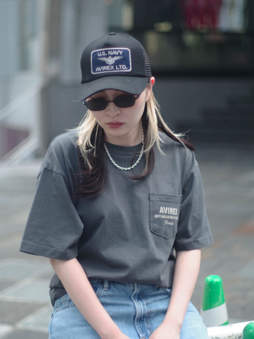 ブラック系のTシャツ/カットソー、ブラック系のキャップを着用したレディースの夏コーディネートの4枚目の写真