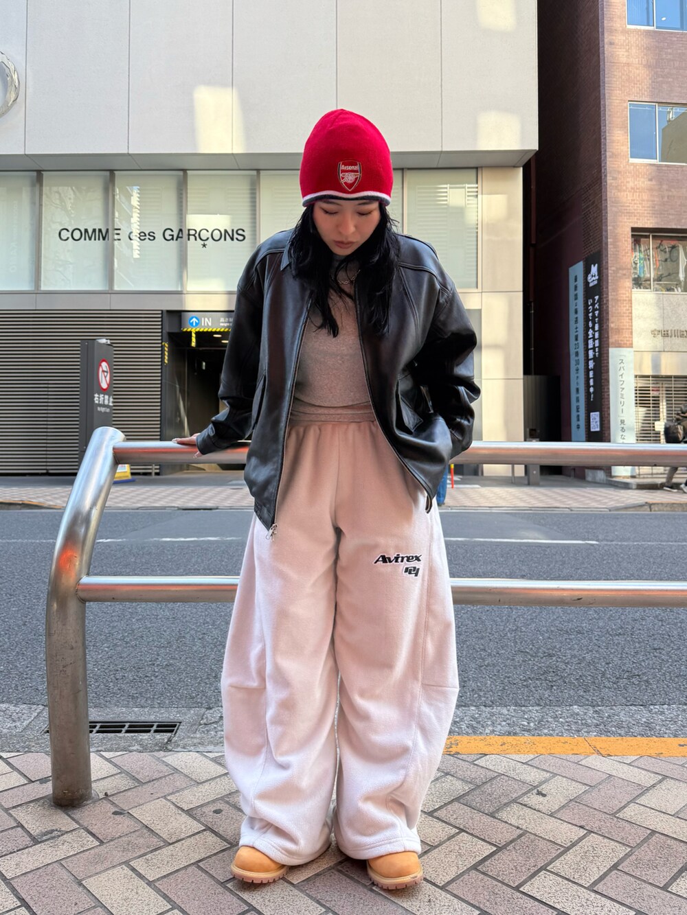 グレー系のその他パンツ、グレー系のその他パンツ、ブラック系のMA-1を着用したレディースの秋コーディネートの2枚目の写真
