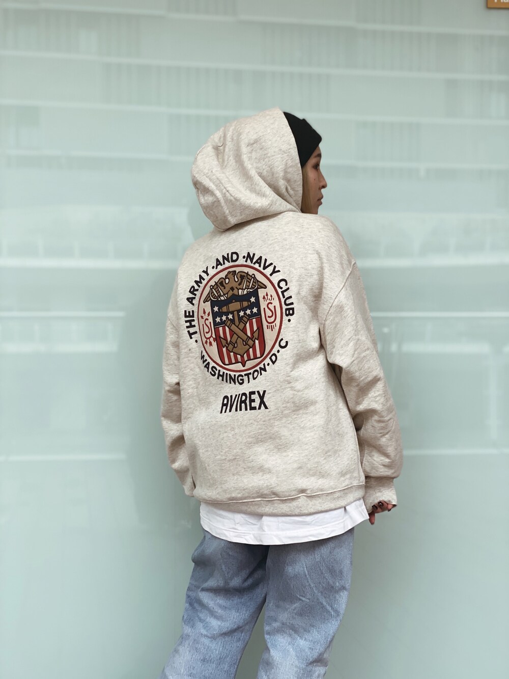 ベージュ系のパーカー、レッド系のTシャツ/カットソーを着用したレディースの春コーディネートの3枚目の写真