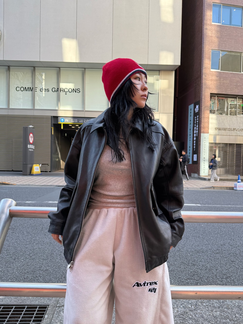 グレー系のその他パンツ、グレー系のその他パンツ、ブラック系のMA-1を着用したレディースの秋コーディネートの4枚目の写真