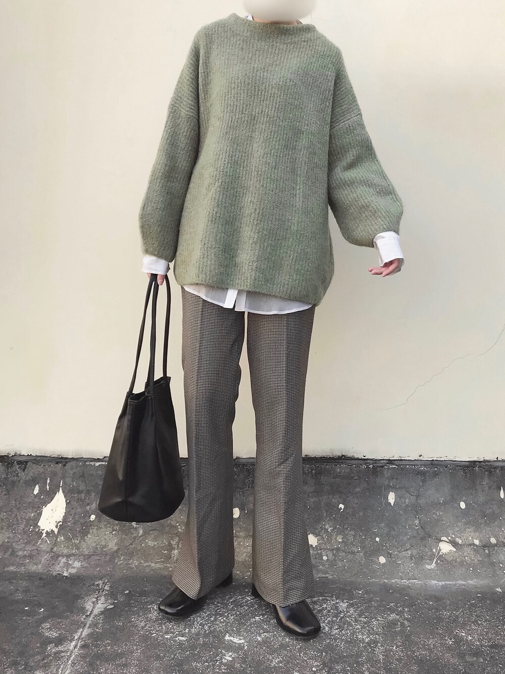 ベージュ系のシャツ/ブラウス、ブラック系のトートバッグ、ブラウン系のその他パンツを着用したレディースの春コーディネートの2枚目の写真