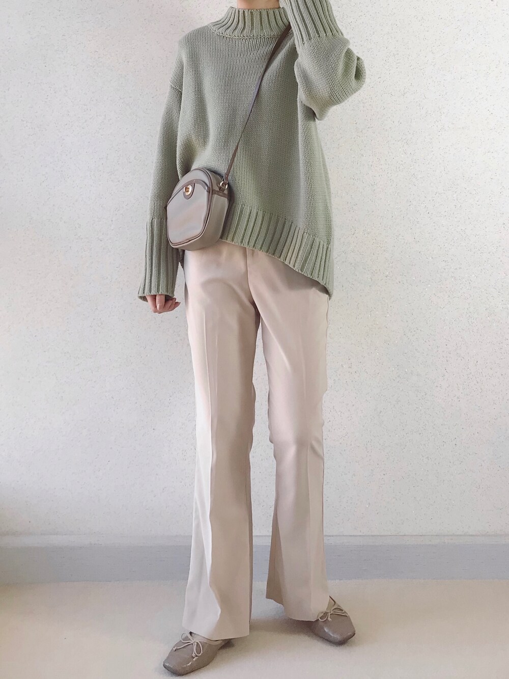 ベージュ系のその他パンツ、ブラウン系のショルダーバッグ、ベージュ系のシューズを着用したレディースの秋コーディネートの3枚目の写真