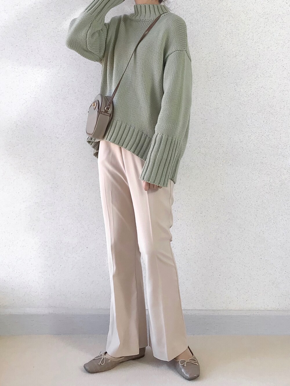 ベージュ系のその他パンツ、ブラウン系のショルダーバッグ、ベージュ系のシューズを着用したレディースの秋コーディネートの2枚目の写真