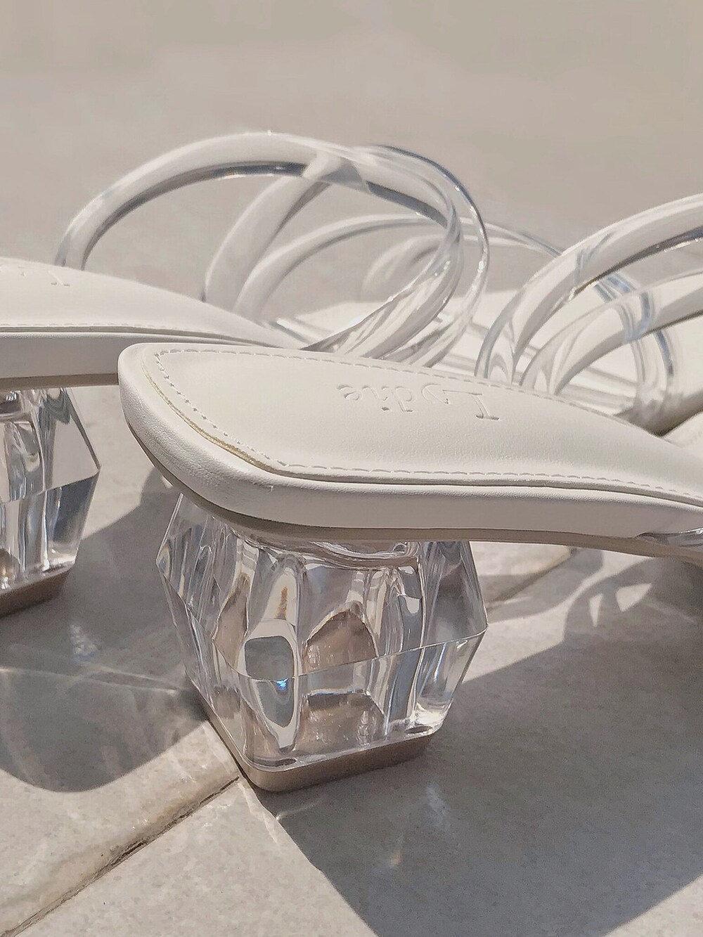 ホワイト系のシャツ/ブラウス、イエロー系のその他パンツ、ブラウン系のショルダーバッグを着用したレディースの秋コーディネートの2枚目の写真