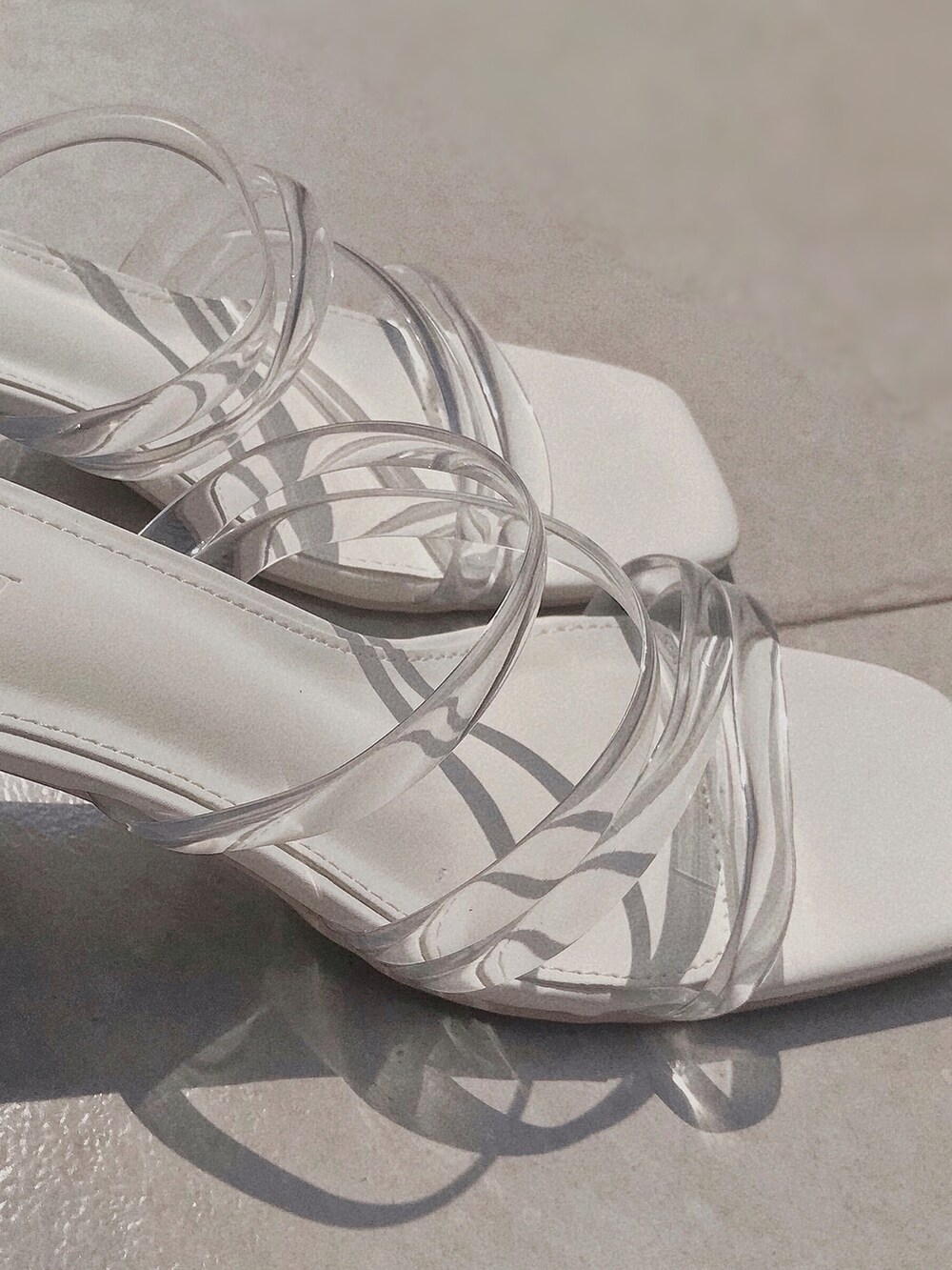 ホワイト系のシャツ/ブラウス、イエロー系のその他パンツ、ブラウン系のショルダーバッグを着用したレディースの秋コーディネートの3枚目の写真