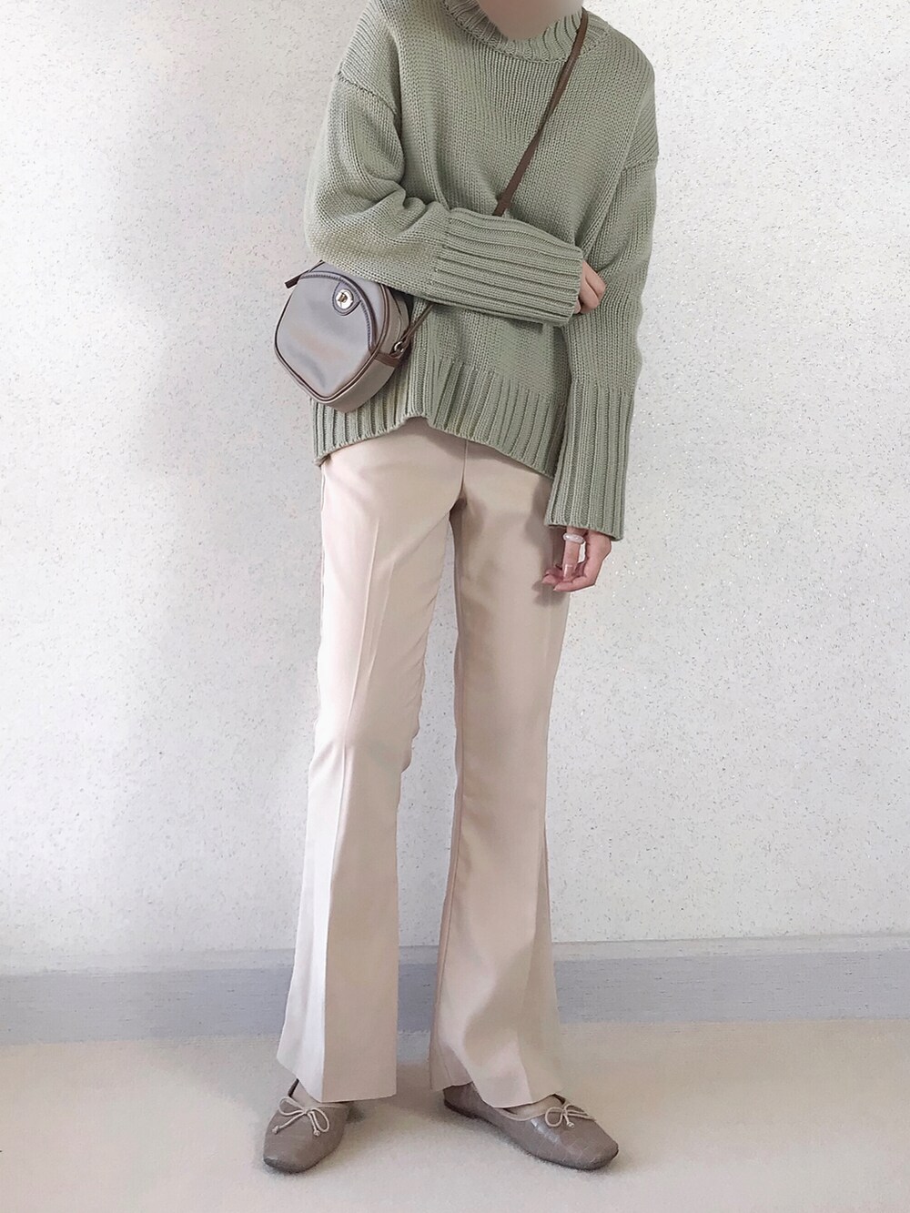 ベージュ系のその他パンツ、ブラウン系のショルダーバッグ、ベージュ系のシューズを着用したレディースの秋コーディネートの4枚目の写真