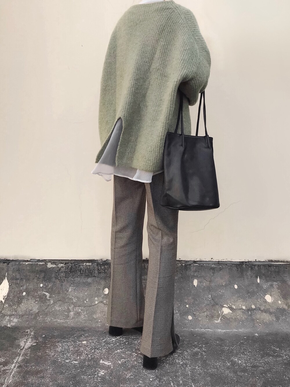 ベージュ系のシャツ/ブラウス、ブラック系のトートバッグ、ブラウン系のその他パンツを着用したレディースの春コーディネートの5枚目の写真