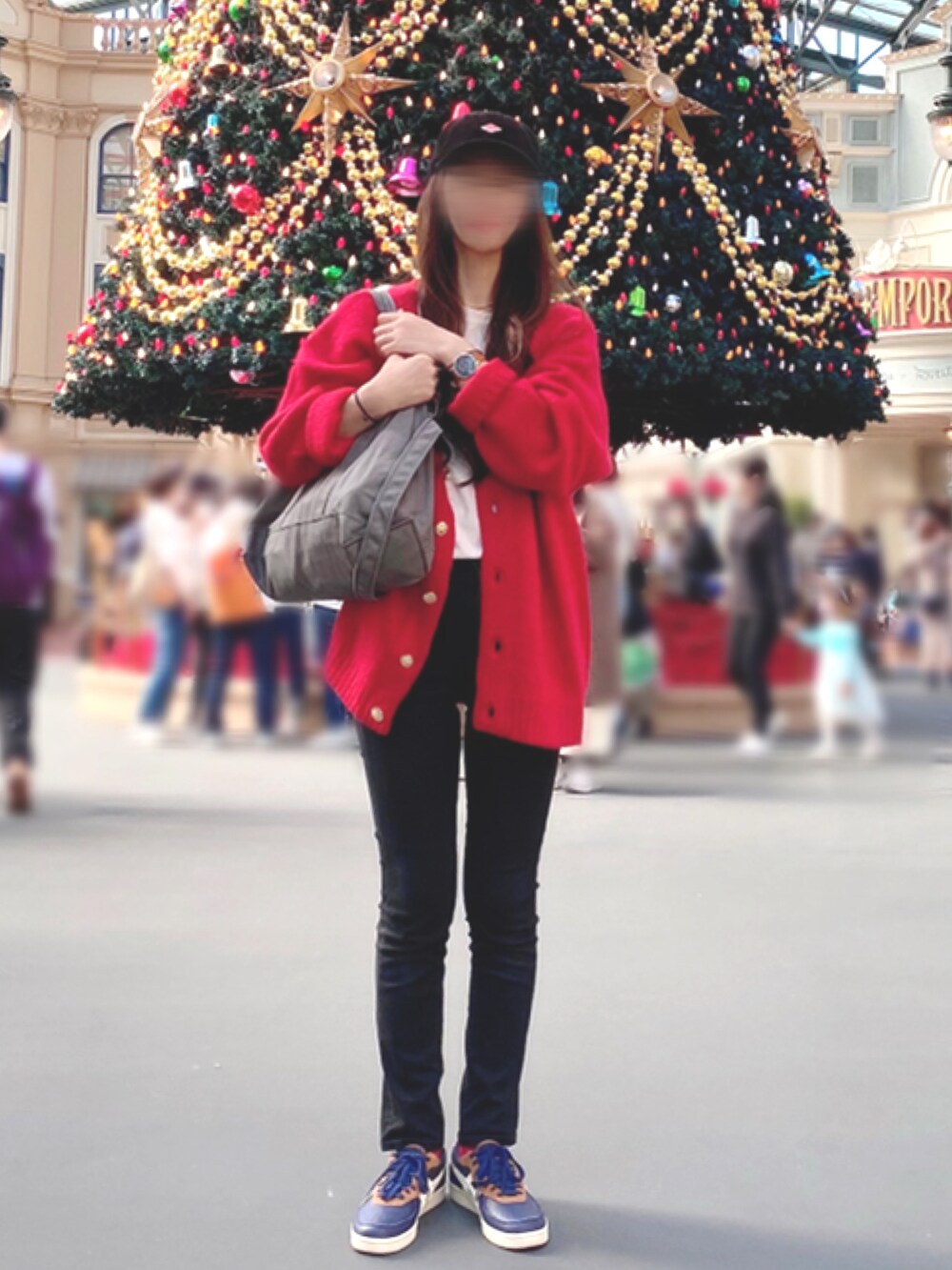 ホワイト系のTシャツ/カットソー、レッド系のカーディガン/ボレロ、グレー系のトートバッグを着用したレディースの秋コーディネートの2枚目の写真