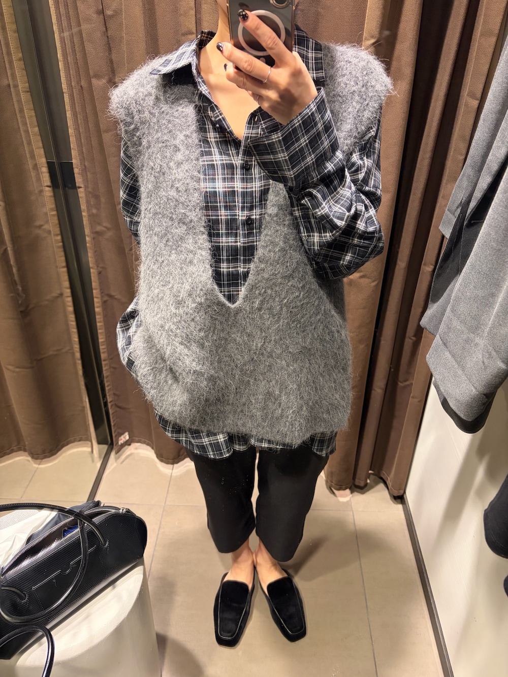ブラック系のシャツ/ブラウス、ブラック系のその他パンツ、ブラック系のその他シューズを着用したレディースの秋コーディネートの2枚目の写真