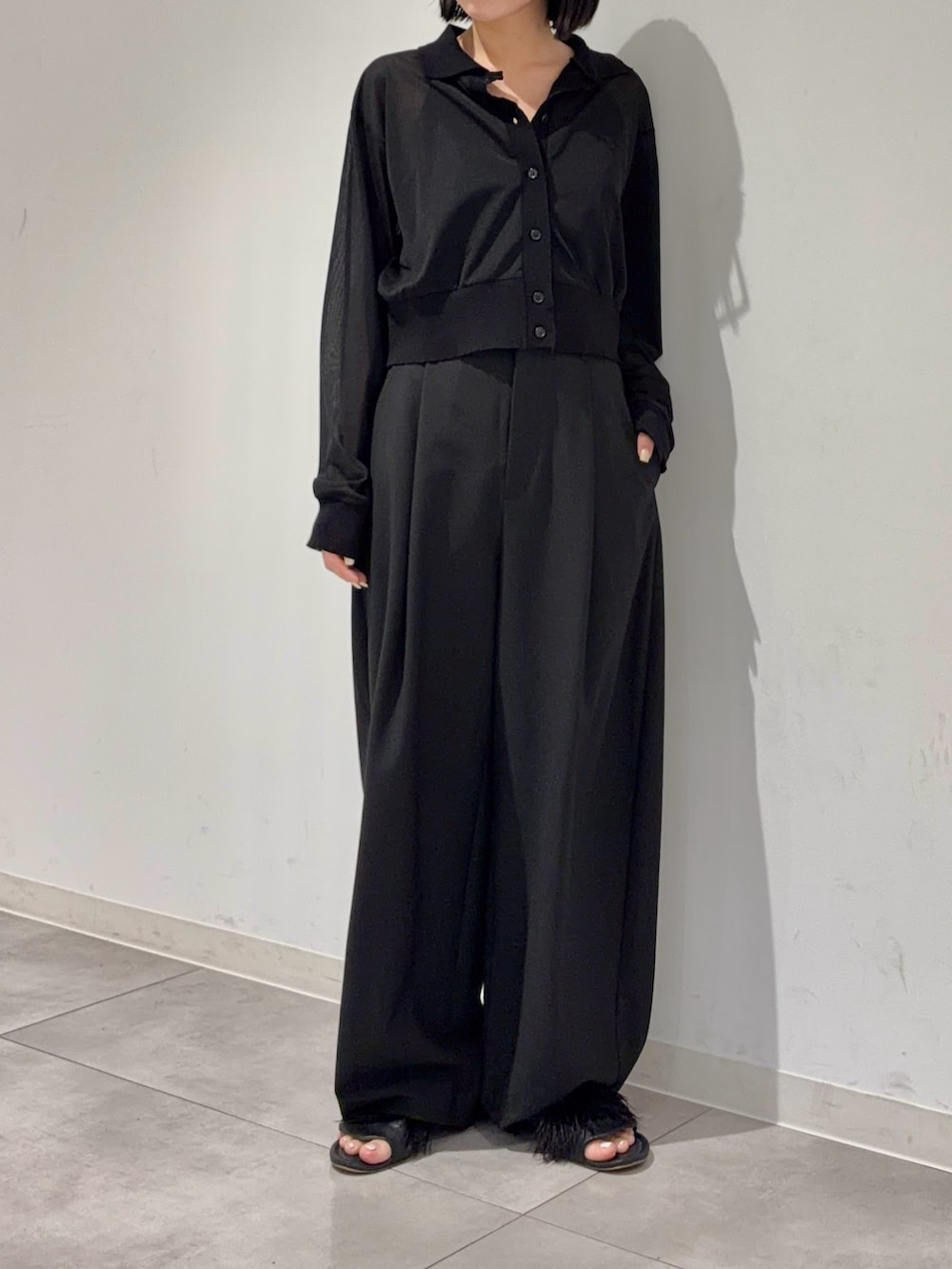 ブラック系のシャツ/ブラウス、ブラック系のメガネを着用したレディースの春コーディネートの2枚目の写真