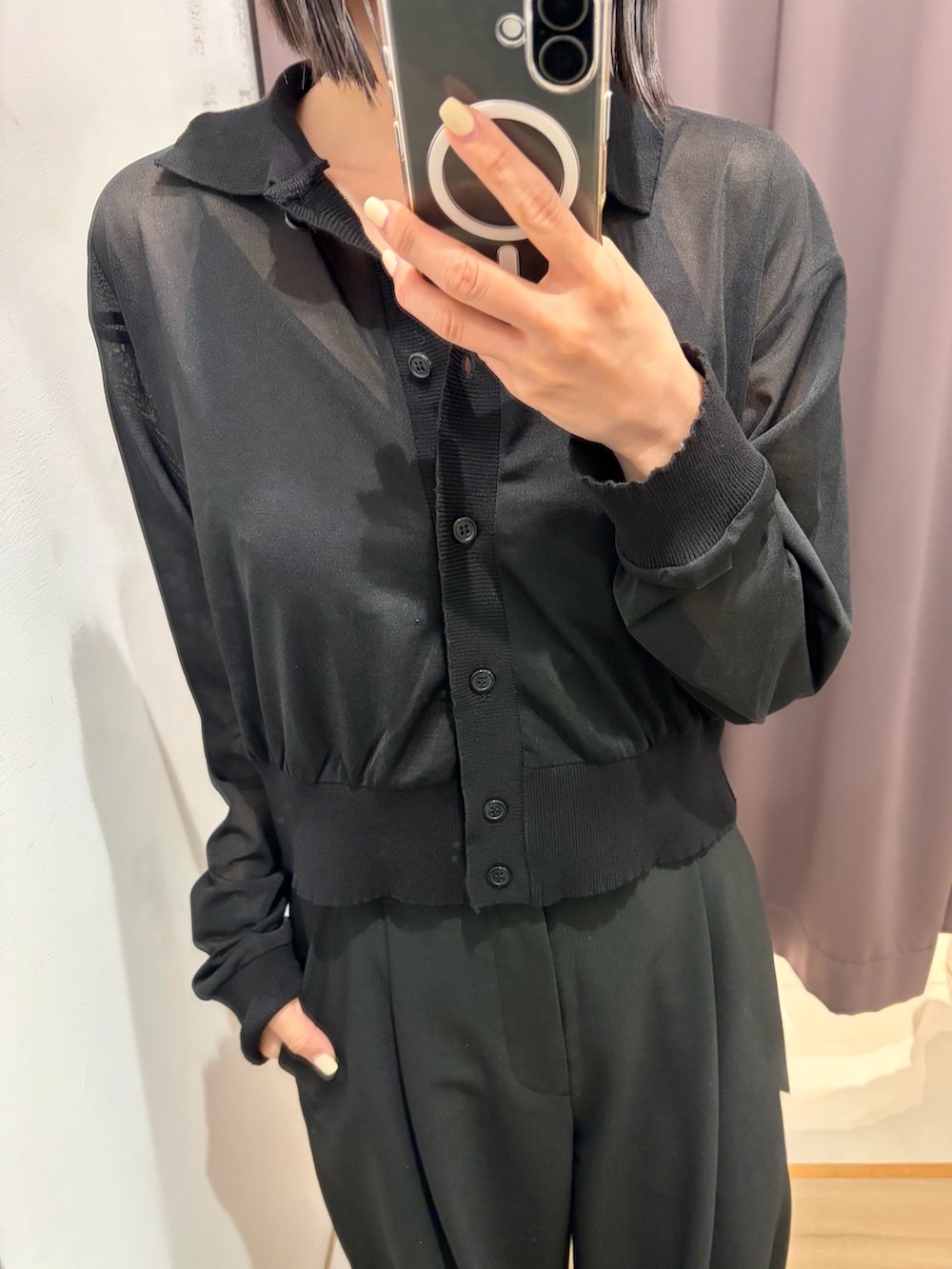 ブラック系のシャツ/ブラウス、ブラック系のメガネを着用したレディースの春コーディネートの3枚目の写真
