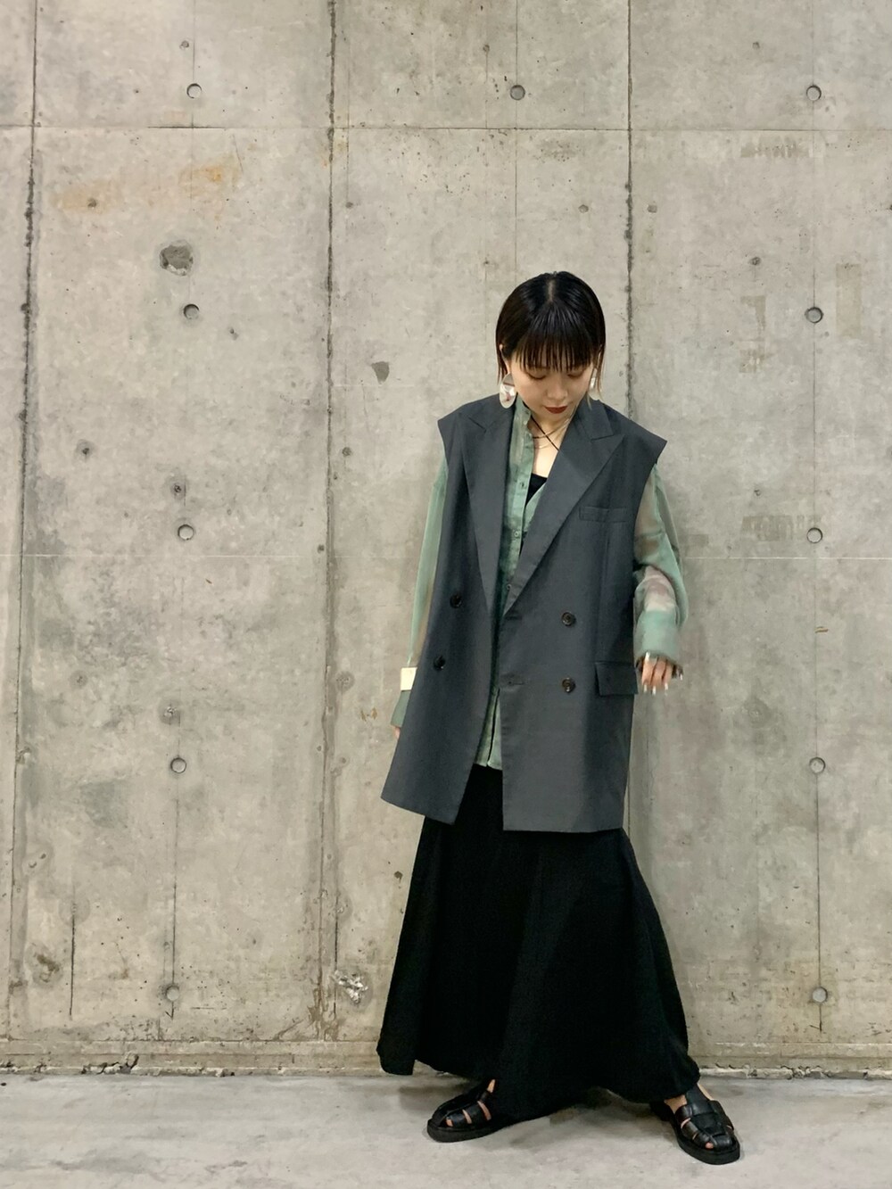 ブラウン系のシャツ/ブラウス、ブラック系のキャミソール、ブルー系のスカートを着用したレディースの秋コーディネートの2枚目の写真