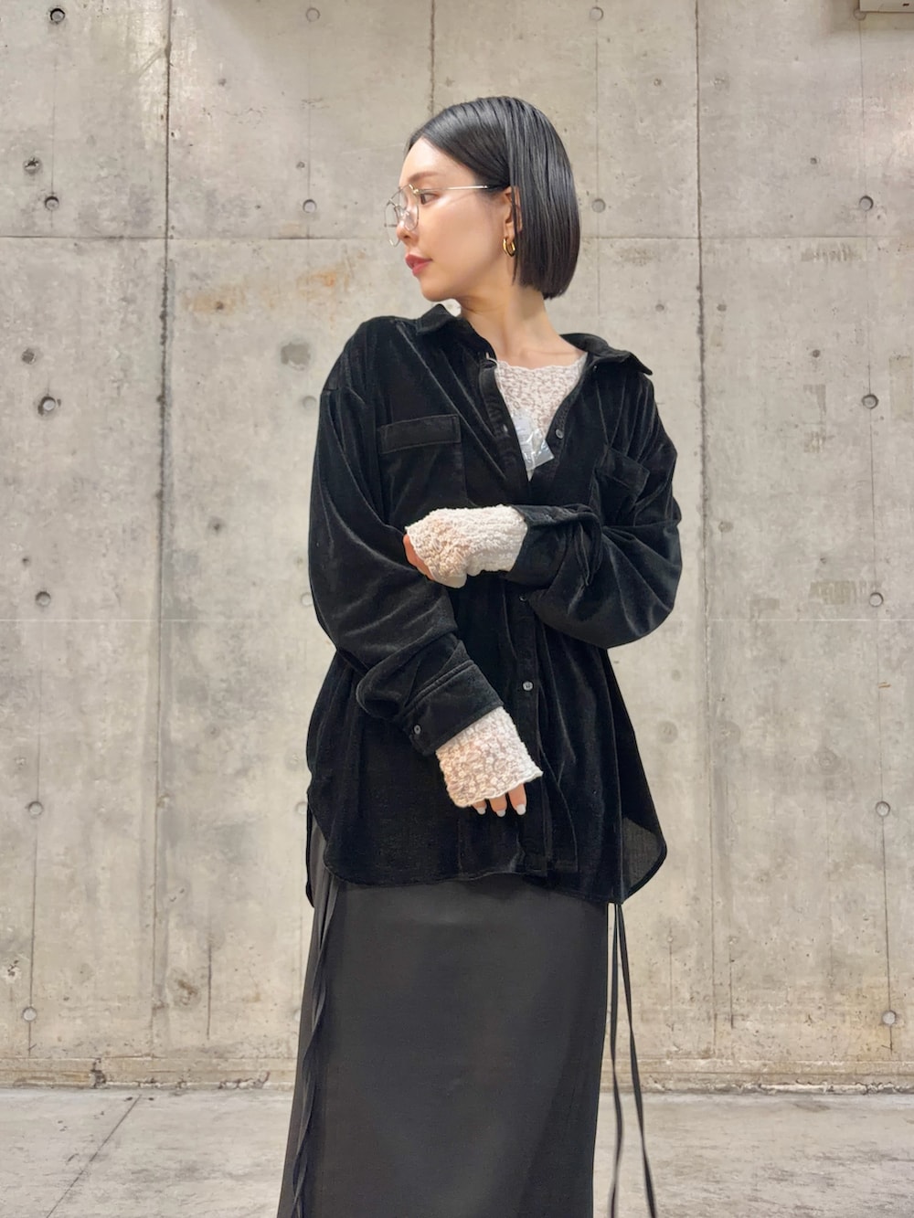 ブラック系のシャツ/ブラウス、ブラック系のスカート、ホワイト系のパンプスを着用したレディースの冬コーディネートの2枚目の写真