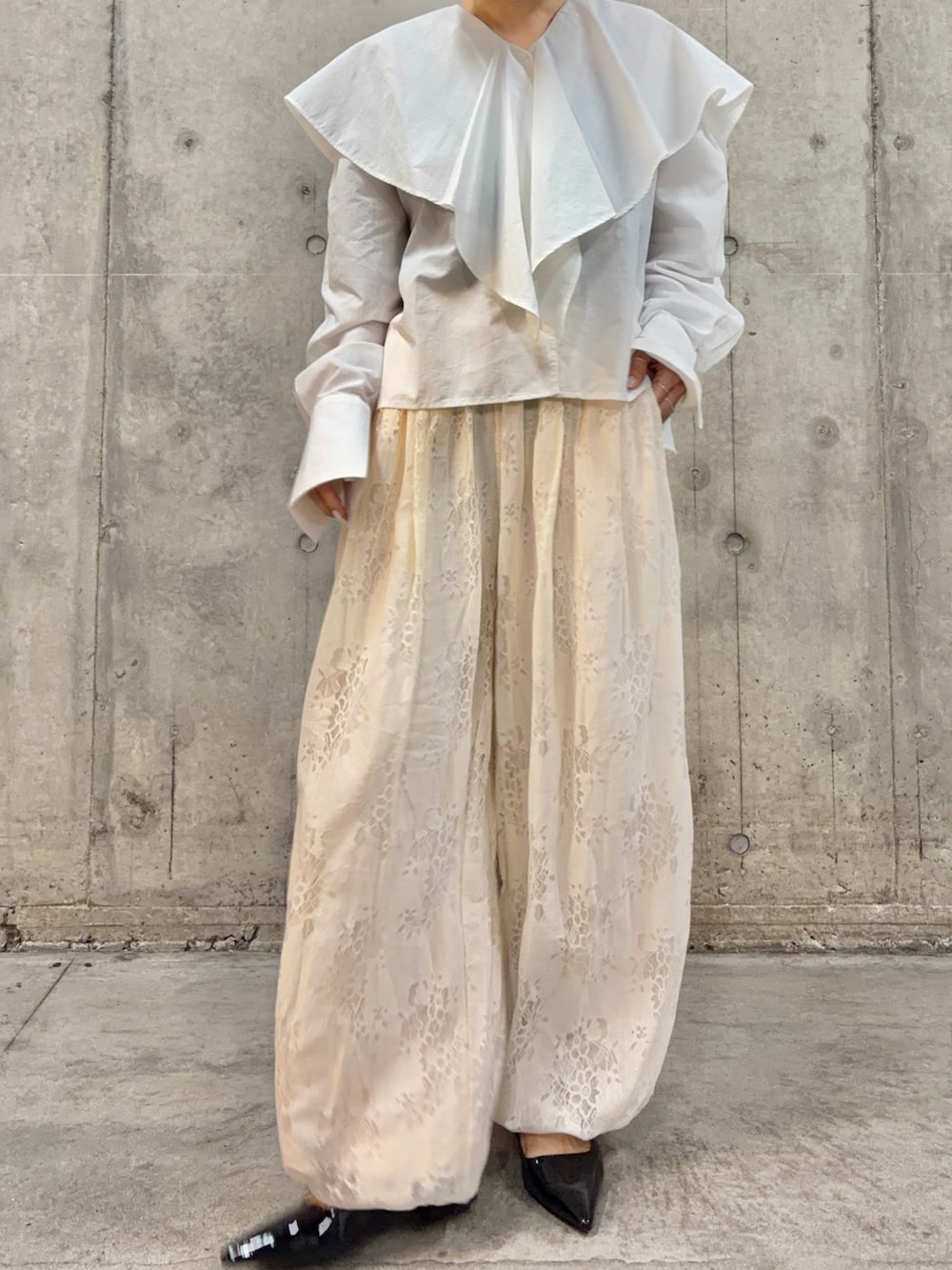 ブラック系のシャツ/ブラウス、ホワイト系のその他パンツ、ブラック系のパンプスを着用したレディースの冬コーディネートの2枚目の写真