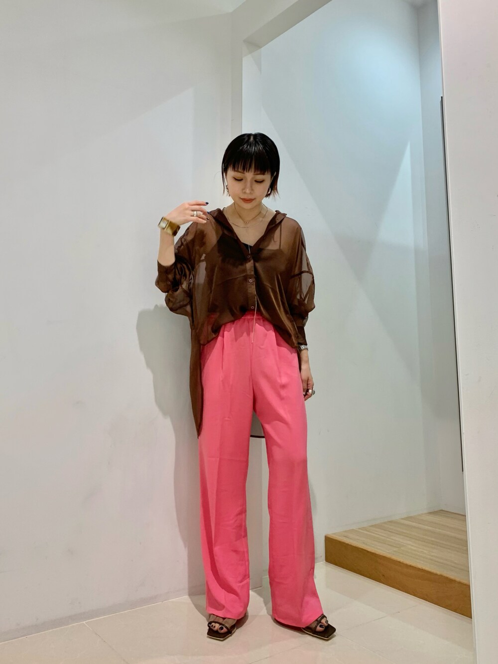 ブラウン系のシャツ/ブラウス、ピンク系のその他パンツ、パープル系のサンダルを着用したレディースの夏コーディネートの2枚目の写真