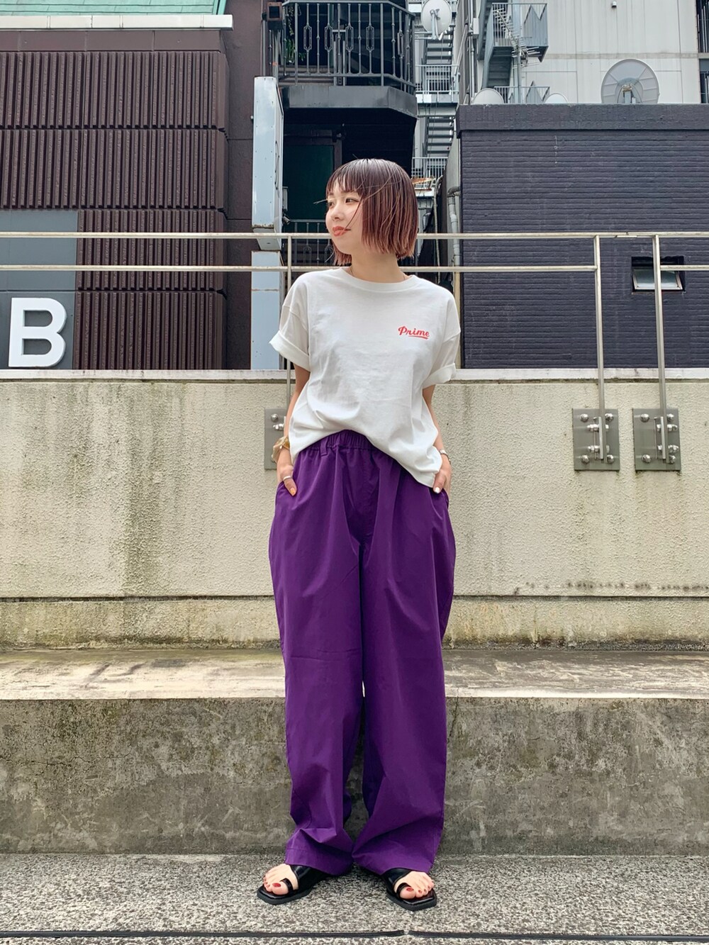 ブラック系のサンダル、パープル系のその他パンツ、その他のTシャツ/カットソーを着用したレディースの夏コーディネートの3枚目の写真