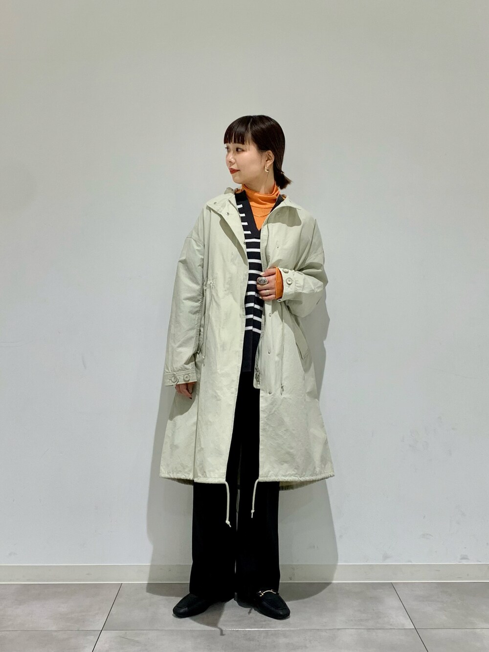 ホワイト系のその他アウター、ピンク系のニット/セーター、オレンジ系のTシャツ/カットソーを着用したレディースの冬コーディネートの2枚目の写真