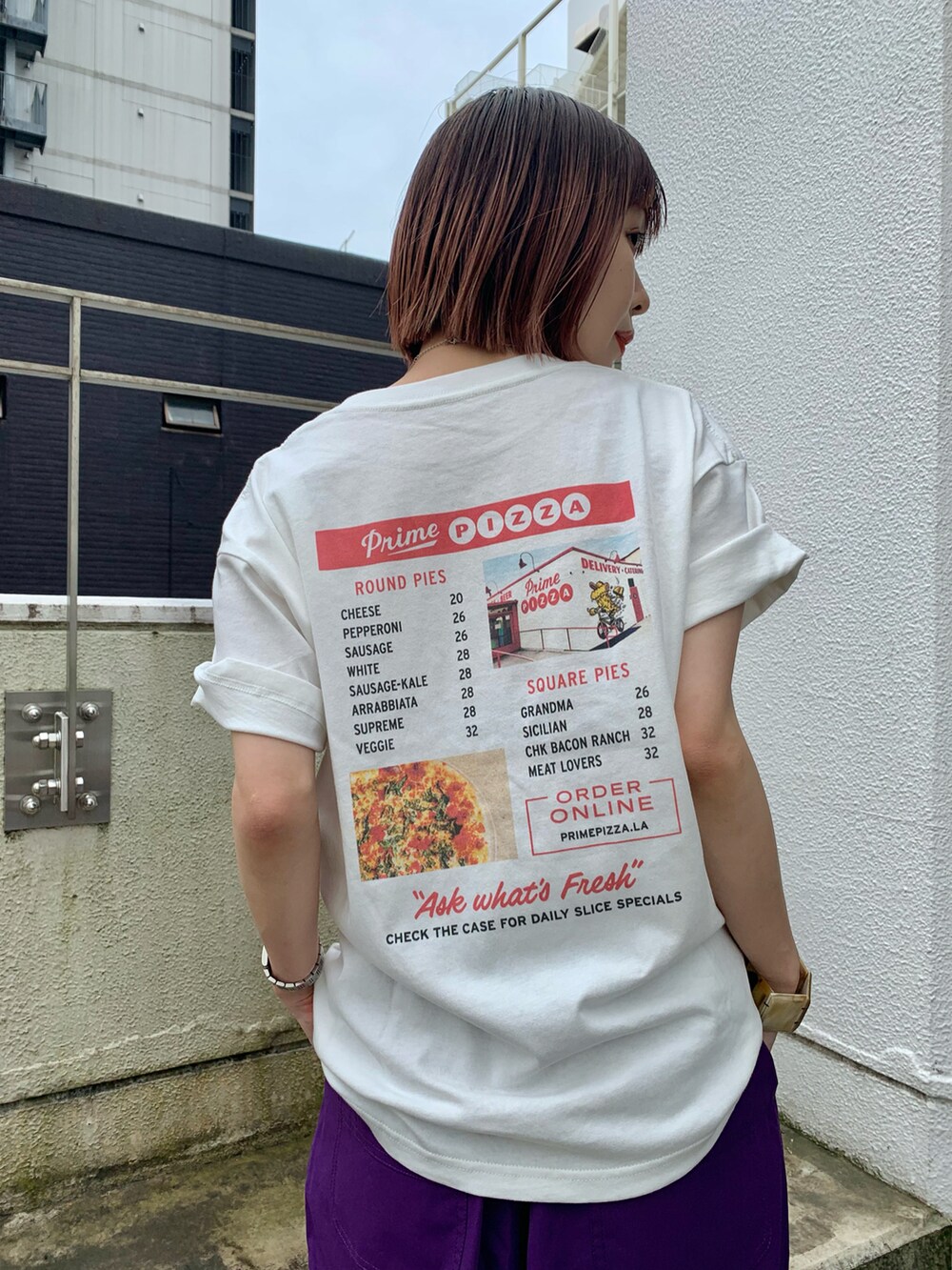 ブラック系のサンダル、パープル系のその他パンツ、その他のTシャツ/カットソーを着用したレディースの夏コーディネートの2枚目の写真