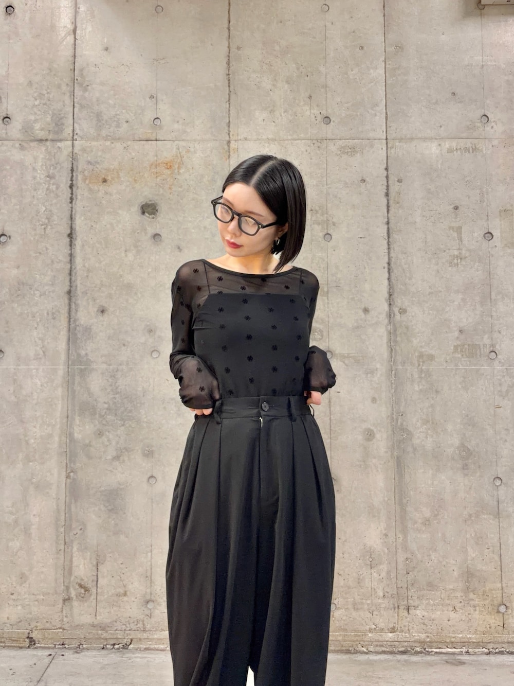 ブラック系のTシャツ/カットソー、ブラック系のスニーカー、ブラック系のメガネを着用したレディースの春コーディネートの2枚目の写真