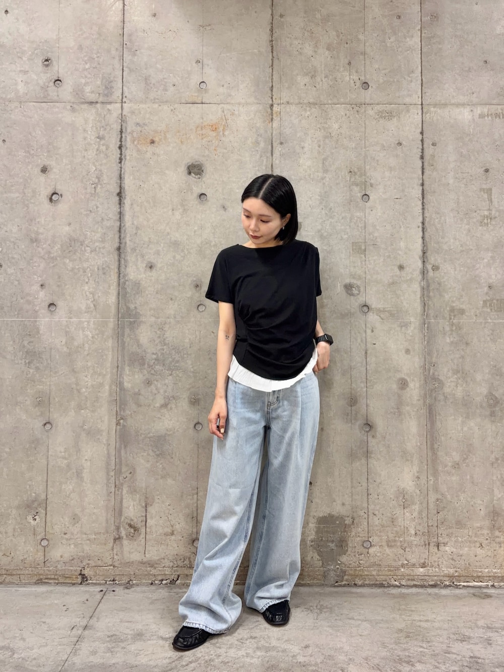 ブラック系のTシャツ/カットソー、ブルー系のデニムパンツを着用したレディースの春コーディネートの4枚目の写真