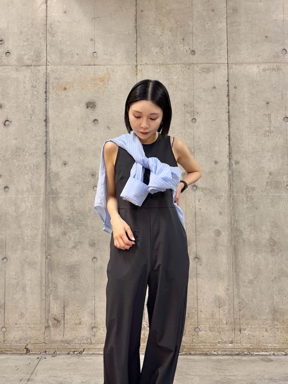 ブルー系のシャツ/ブラウス、ブラック系のサロペット/オーバーオールを着用したレディースの春コーディネートの3枚目の写真