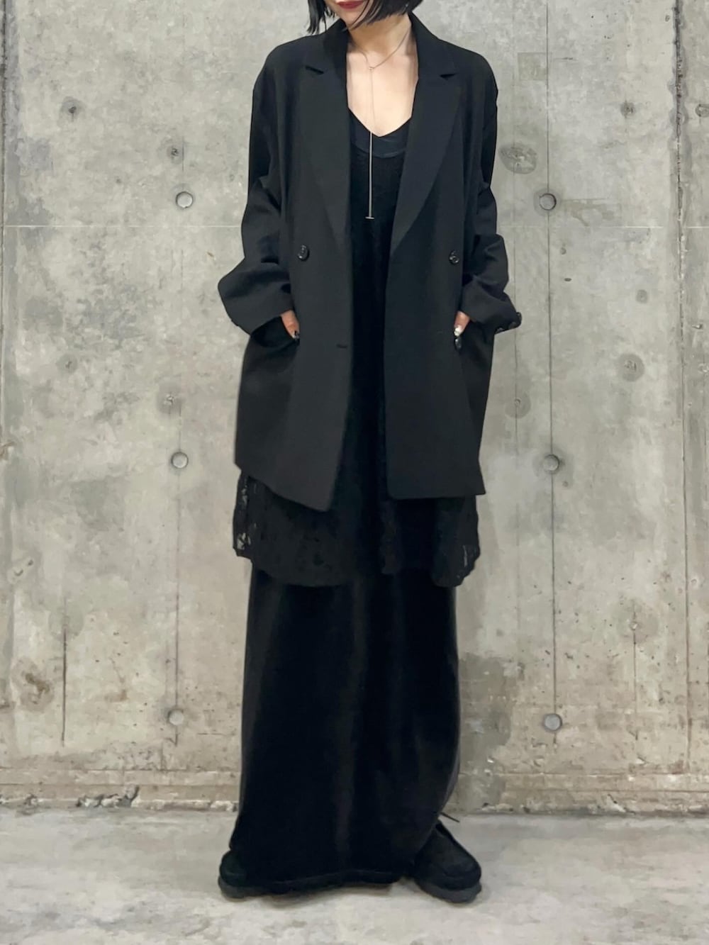 ブラック系のその他アウター、ブラック系のキャミソール、グレー系のスカートを着用したレディースの冬コーディネートの3枚目の写真