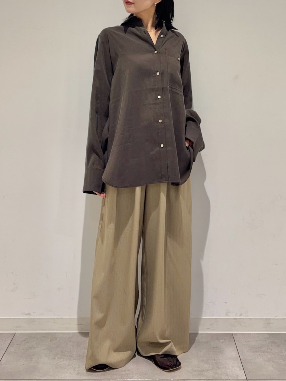 ブラウン系のシャツ/ブラウス、ベージュ系のその他パンツ、ブラック系のその他シューズを着用したレディースの夏コーディネートの2枚目の写真