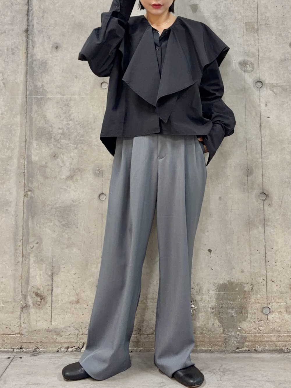 ブラック系のシャツ/ブラウス、グレー系のスラックス、グレー系のニットキャップ/ビーニーを着用したレディースの冬コーディネートの2枚目の写真