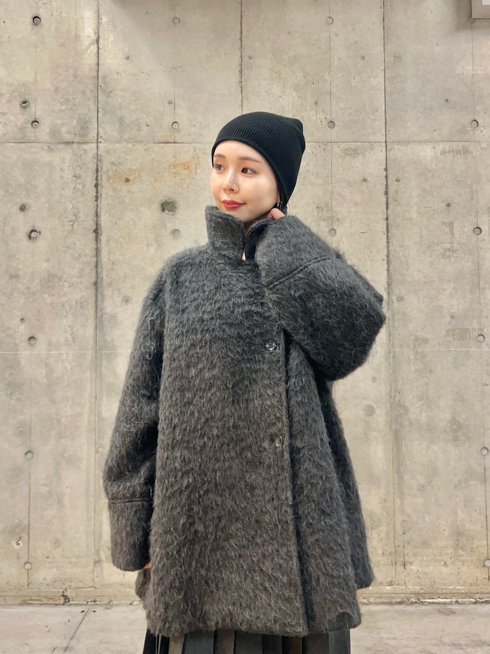 ベージュ系のその他アウター、ブラック系のその他シューズ、グリーン系のスカートを着用したレディースの冬コーディネートの2枚目の写真