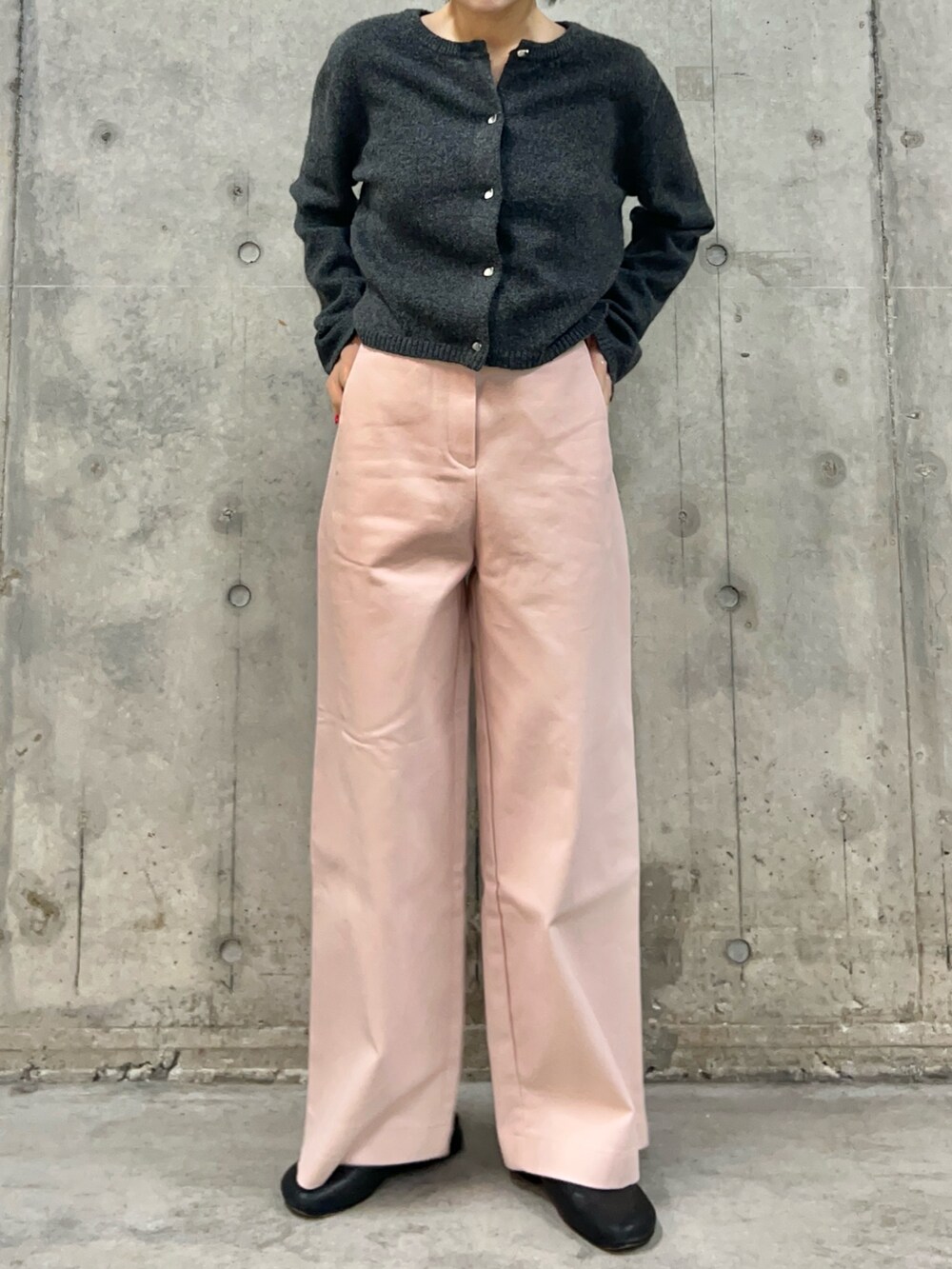 グレー系のカーディガン/ボレロ、ピンク系のその他パンツ、ブラック系のヘアバンドを着用したレディースの冬コーディネートの2枚目の写真