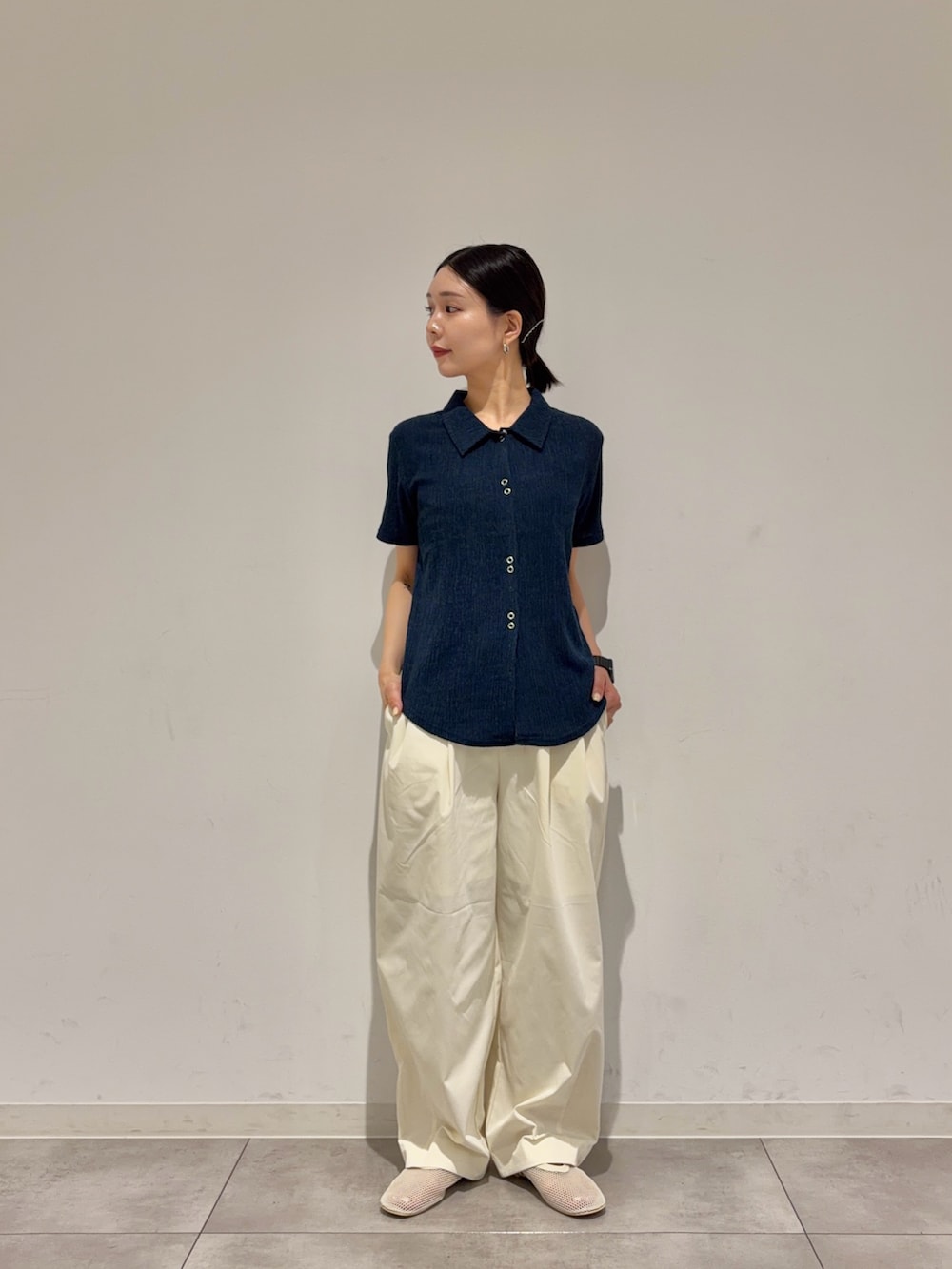 ブルー系のシャツ/ブラウス、ホワイト系のその他パンツ、ホワイト系のパンプスを着用したレディースの夏コーディネートの3枚目の写真