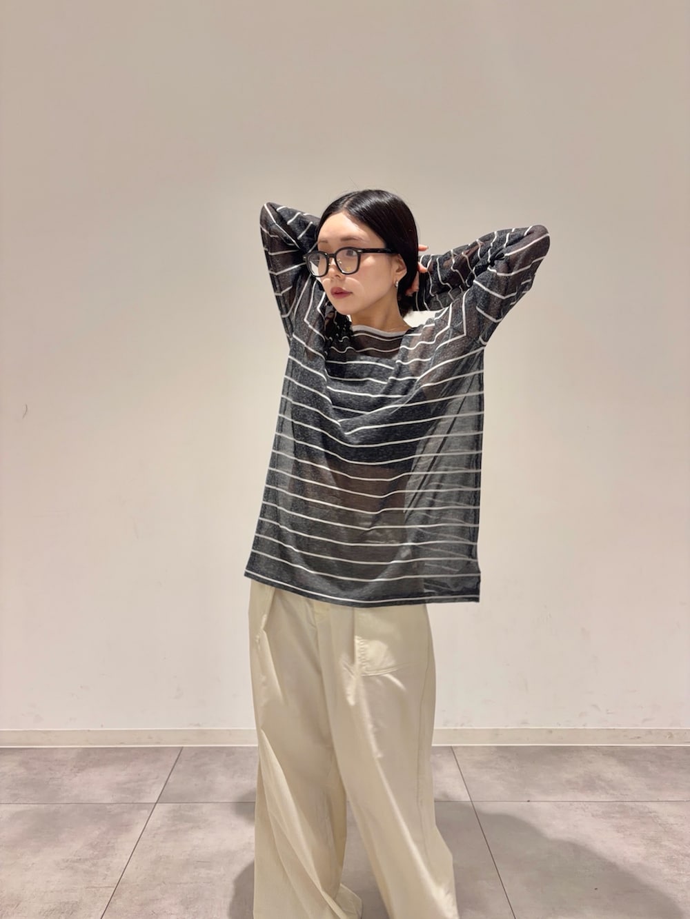 グレー系のニット/セーター、ベージュ系のその他パンツ、ブラック系のパンプスを着用したレディースの夏コーディネートの4枚目の写真