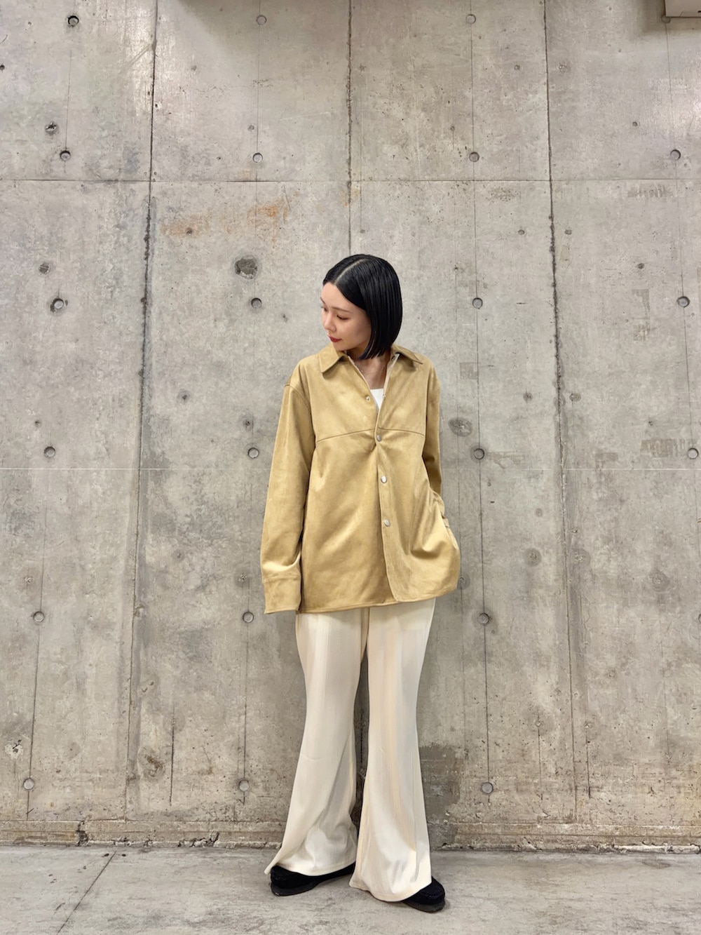 ベージュ系のその他アウター、ホワイト系のその他パンツを着用したレディースの春コーディネートの2枚目の写真