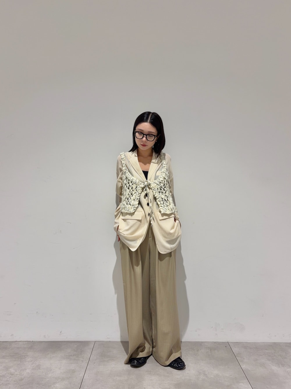 ホワイト系のその他アウター、ベージュ系のその他パンツ、ホワイト系のニット/セーターを着用したレディースの秋コーディネートの4枚目の写真