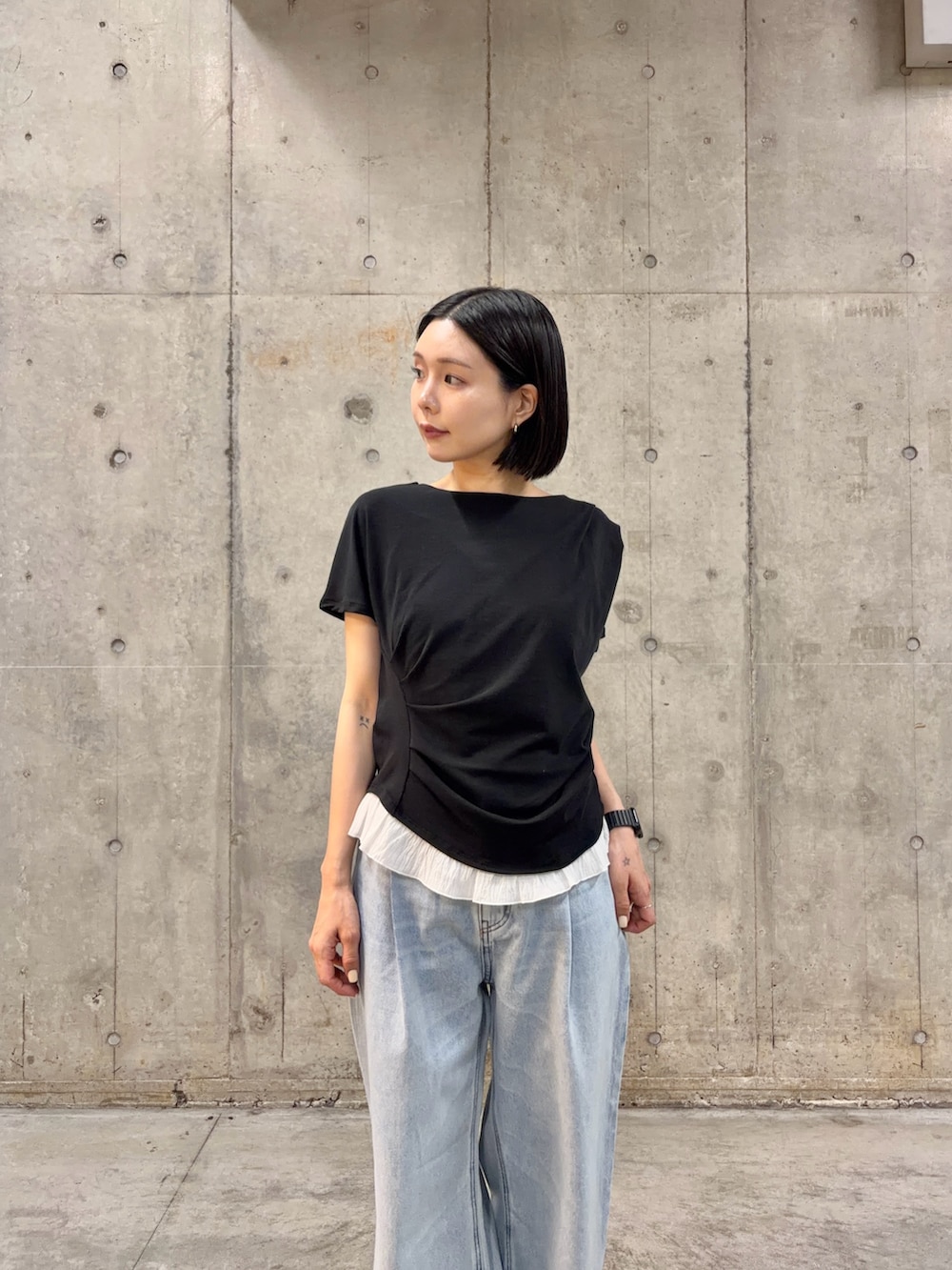 ブラック系のTシャツ/カットソー、ブルー系のデニムパンツを着用したレディースの春コーディネートの3枚目の写真