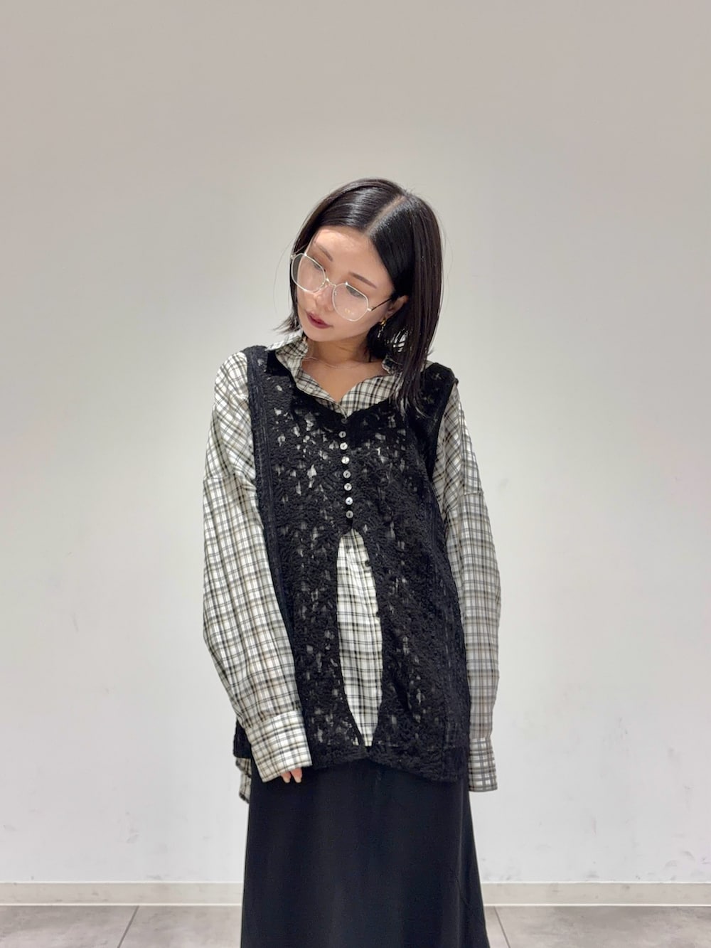 ブラック系のカーディガン/ボレロ、ホワイト系のシャツ/ブラウス、ブラック系のスカートを着用したレディースの秋コーディネートの4枚目の写真