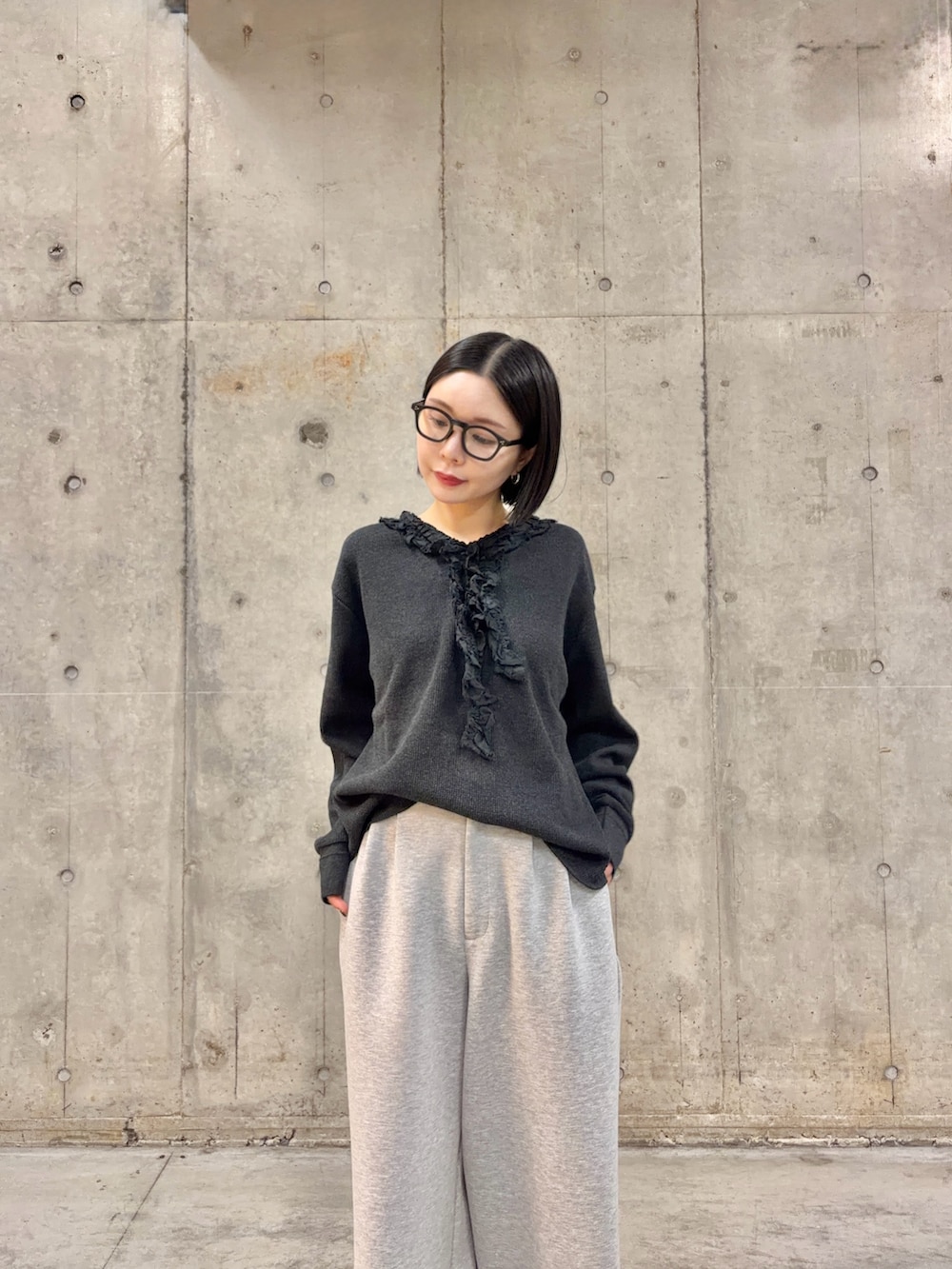 グレー系のスラックス、グレー系のTシャツ/カットソー、ブラック系のローファーを着用したレディースの春コーディネートの2枚目の写真