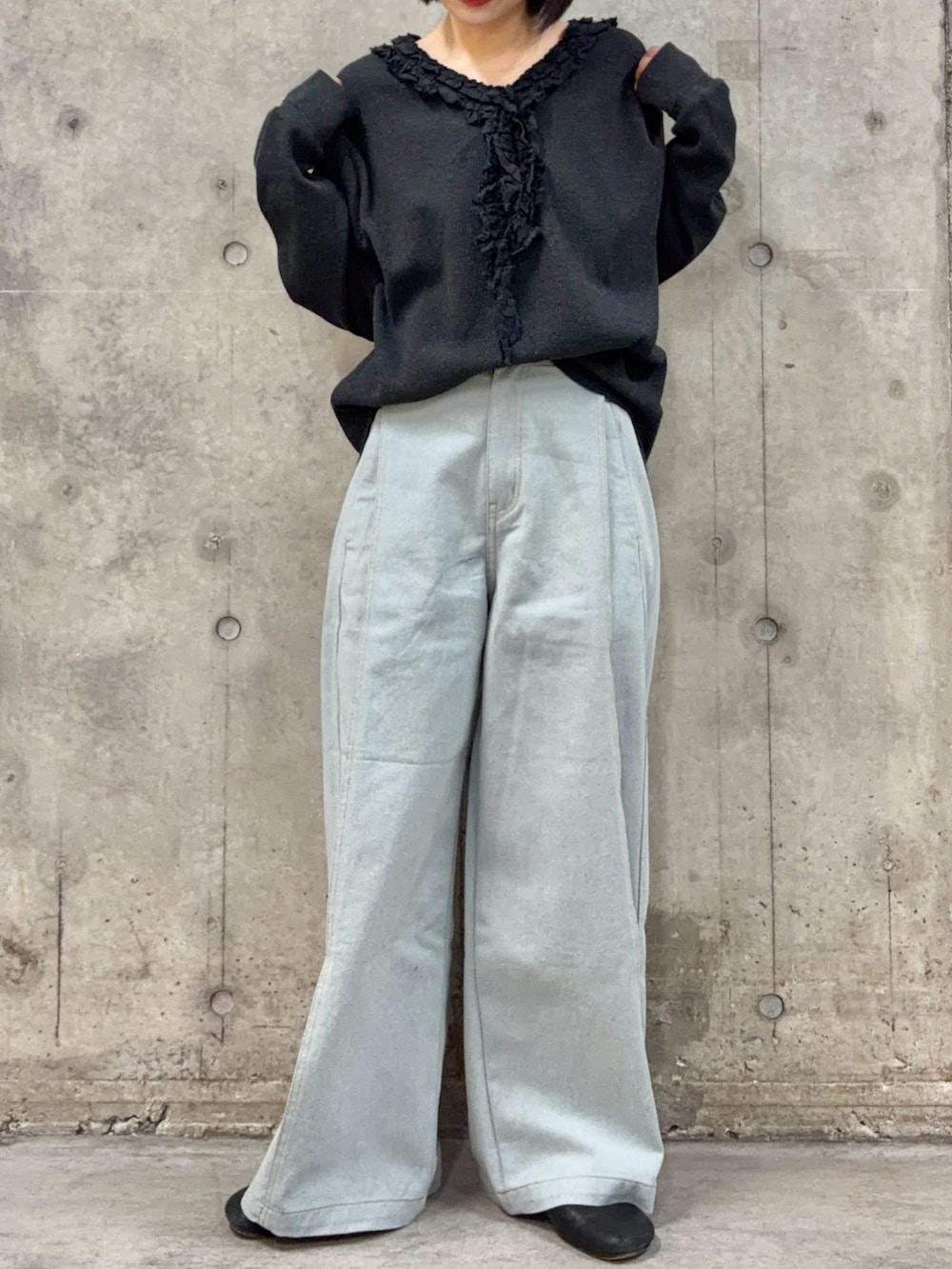 グレー系のTシャツ/カットソー、ブルー系のデニムパンツ、ゴールド系のメガネを着用したレディースの春コーディネートの3枚目の写真